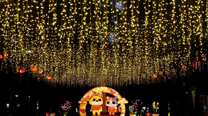 HONGKONG-FESTIVAL/ Heart-shaped installations are displayed ahead of Lantern Festival, a traditional day to celebrate the first full moon after the Lunar New Year in Hong Kong, China, January 31, 2023. REUTERS/Tyrone Siu