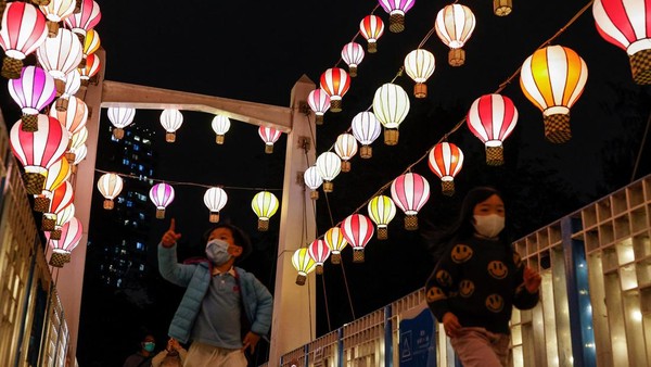 Warna-warni instalasi lampion yang unik sanggup membuat tangan pengunjung gatal untuk mengabadikan momen. Warna-warni instalasi lampion yang unik sanggup membuat tangan pengunjung gatal untuk mengabadikan momen.