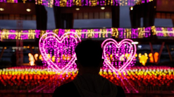 Bahkan, beberapa instalasi sengaja dibuat romantis dengan dekorasi berbentuk hati dipadu dengan warna kalem yang syahdu.