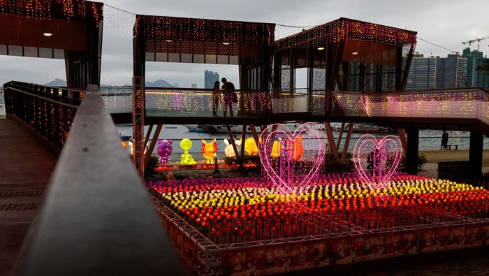 HONGKONG-FESTIVAL/ Heart-shaped installations are displayed ahead of Lantern Festival, a traditional day to celebrate the first full moon after the Lunar New Year in Hong Kong, China, January 31, 2023. REUTERS/Tyrone Siu