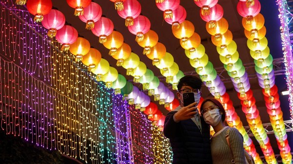 Sepasang suami istri terlihat asyik swafoto dengan latar belakang lentera warna-warni di Hong Kong, China, Selasa (31/1/2023). Sepasang suami istri terlihat asyik swafoto dengan latar belakang lentera warna-warni di Hong Kong, China, Selasa (31/1/2023).