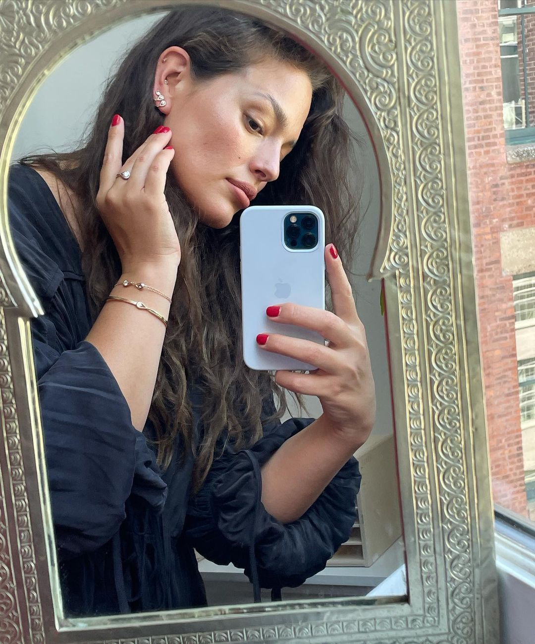 Contoh pose mirror selfie.