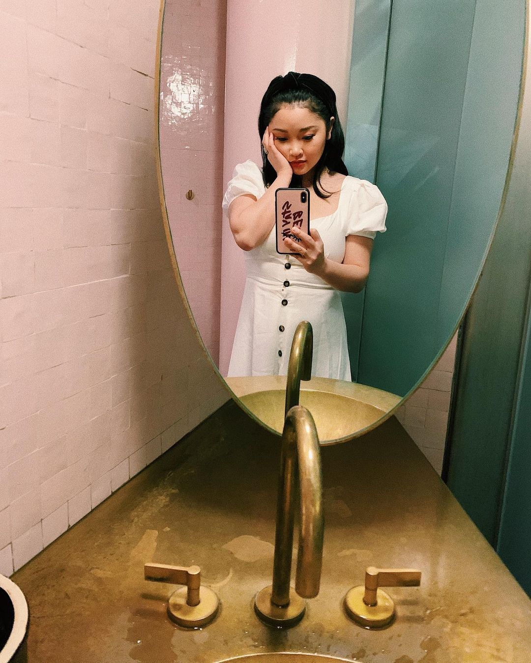 Contoh pose mirror selfie.