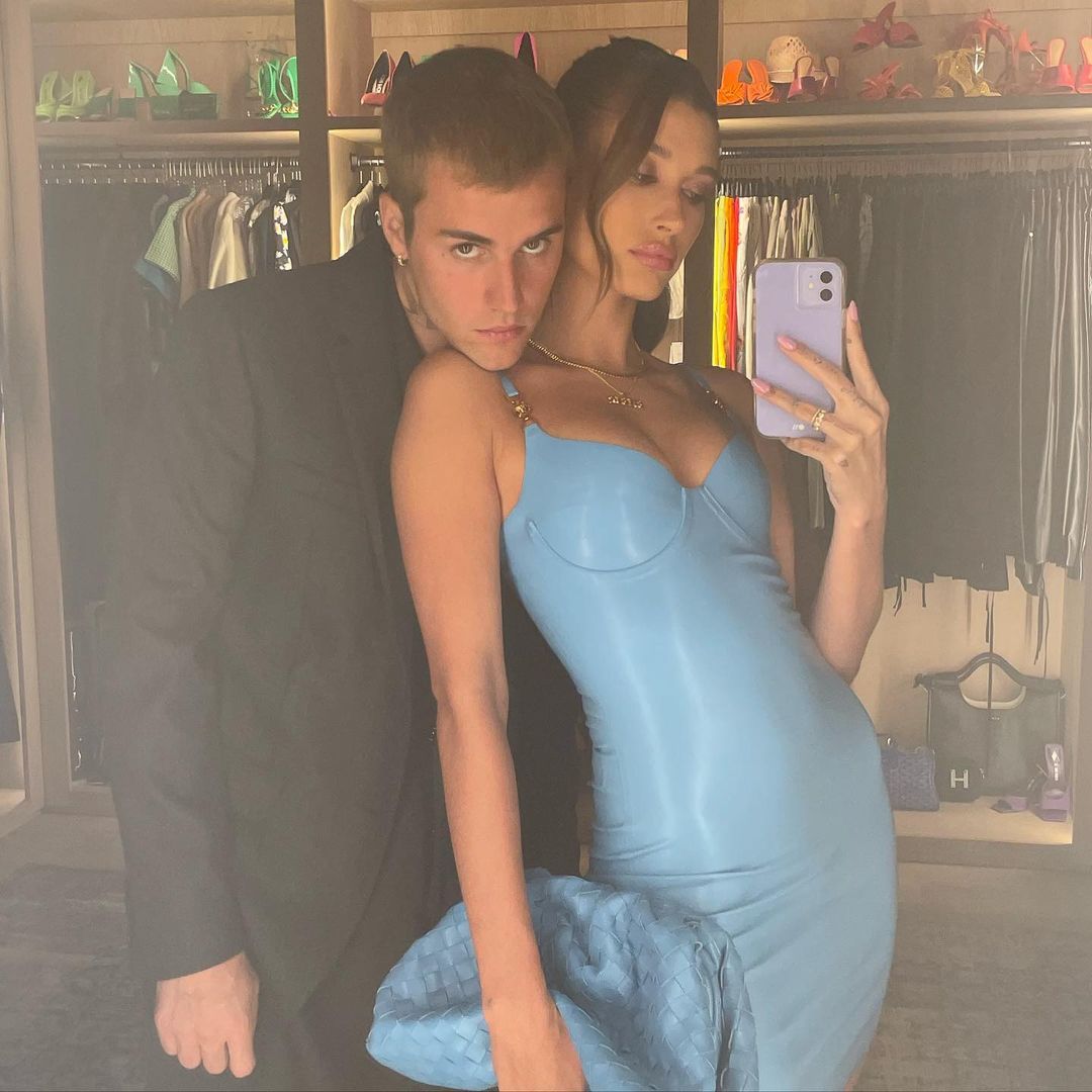 Contoh pose mirror selfie.