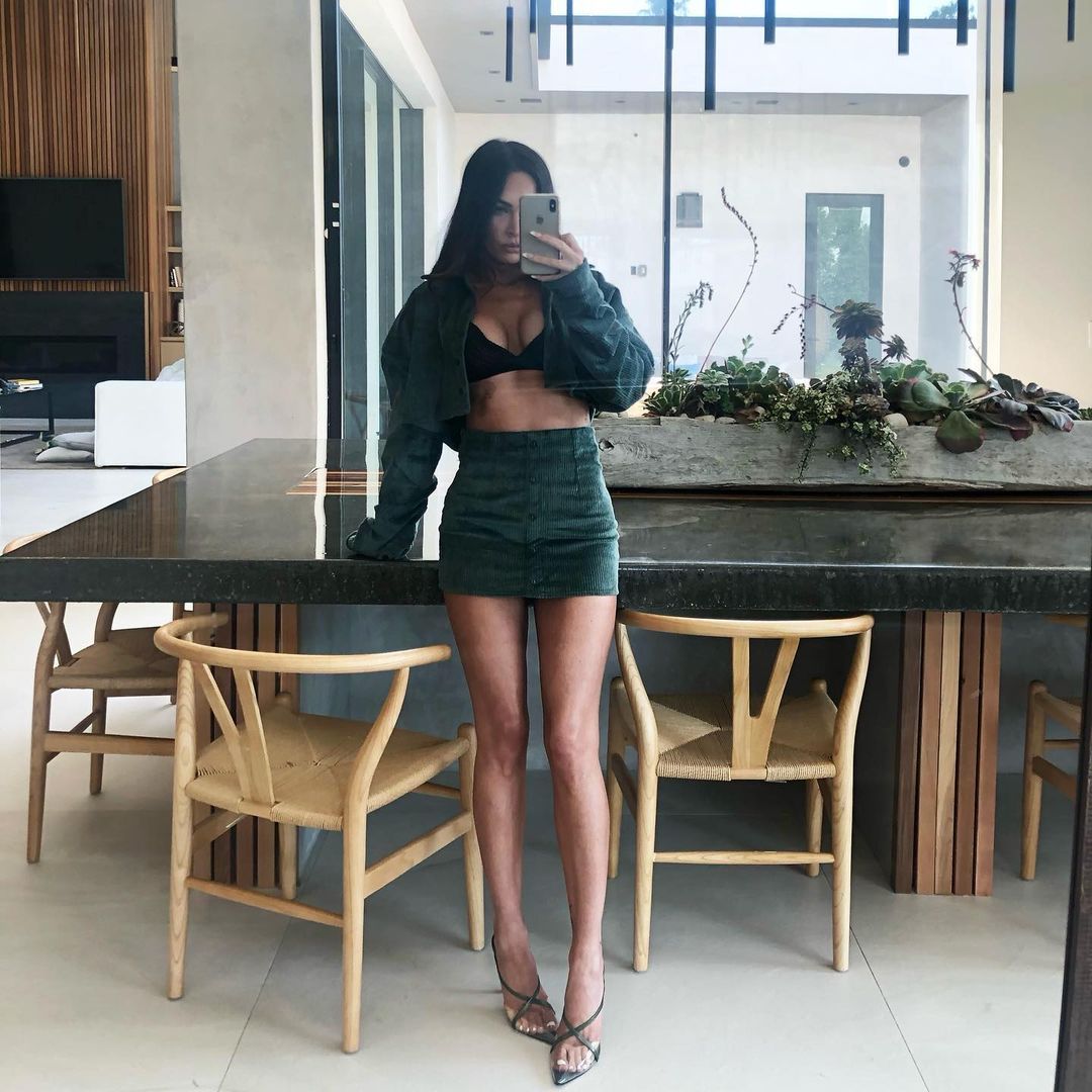 Contoh pose mirror selfie.