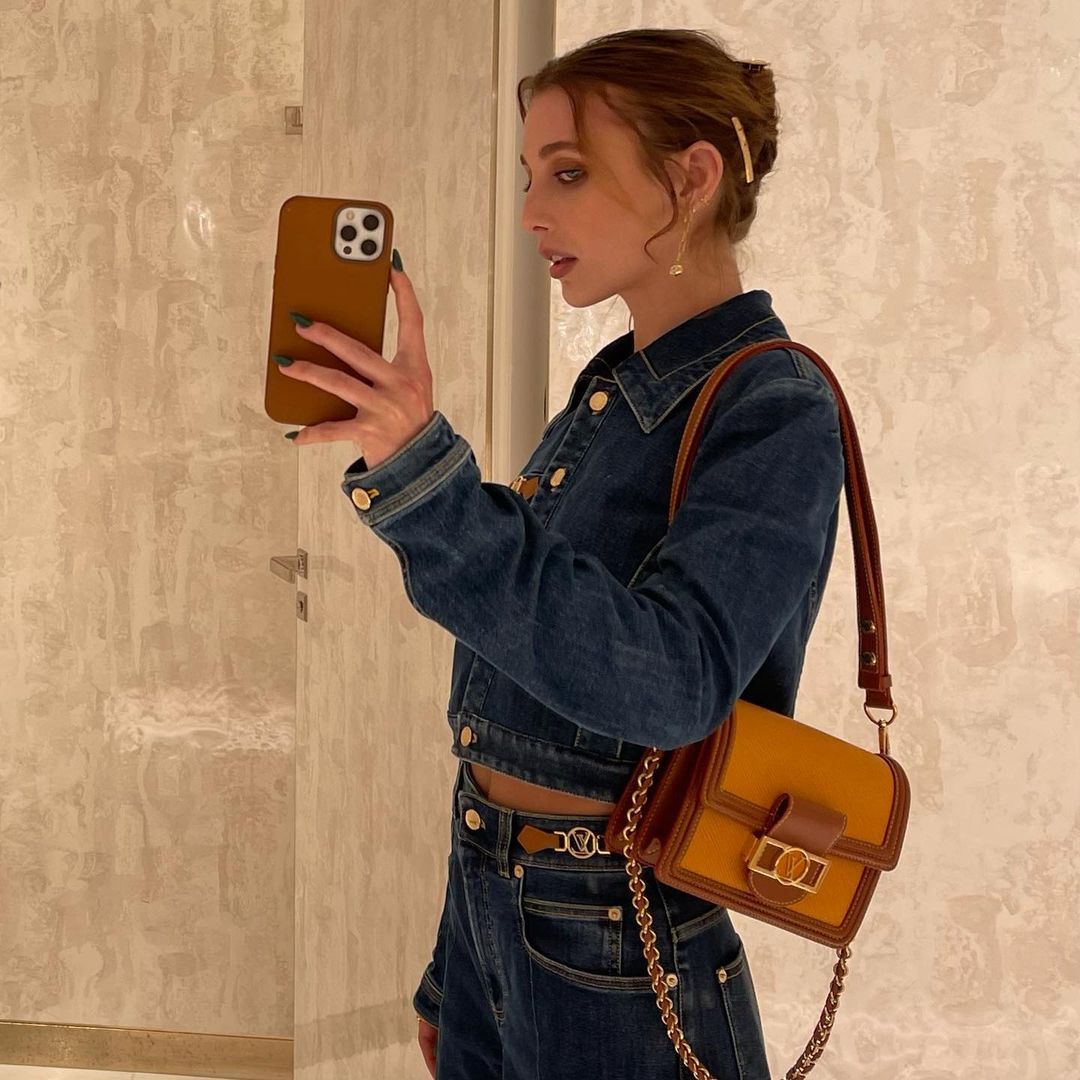 Contoh pose mirror selfie.