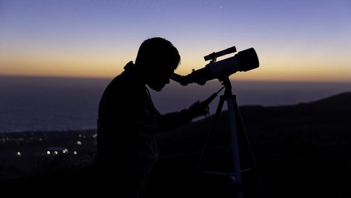 Ilustrasi metode hisab hakiki wujudul hilal yang digunakan oleh Muhammadiyah dalam menentukan awal bulan kamariah.