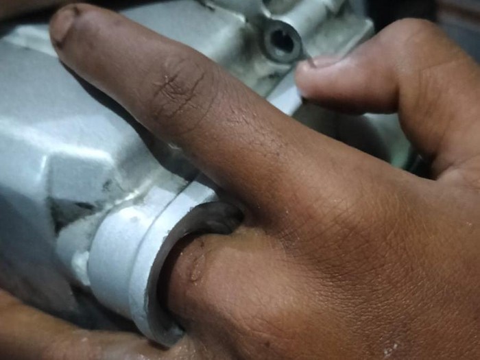 Jari remaja di Surabaya terjebak di mesin motor