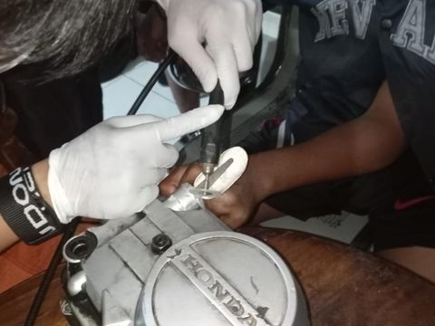 Jari remaja di Surabaya terjebak di mesin motor