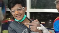 Jari M yang sebelumnya tak bisa keluar akhirnya bisa terbebas dari lilitan mesin motor. Proses pertolongan itu dimulai sejak pukul 20.59 WIB hingga pukul 22.16 WIB. (Foto: Dok. Command Center 112)