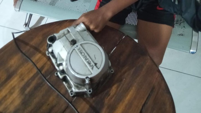 Jari Remaja Surabaya Tersangkut di mesin motor