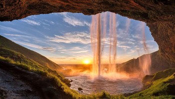Karya Judith Kuhn. Pemandangan indah Seljalandsfoss di Islandia. Foto: budapestfotoawards
