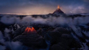 Karya Marian Kuric. Pada April 2021, Kuric merasa cukup beruntung untuk melihat dan memotret gunung berapi dengan kekuatan penuh. Itu adalah pengalaman yang tidak terlupakan menurutnya. Foto: budapestfotoawards