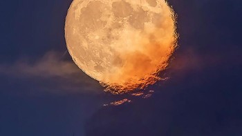 Karya Yesus Manzaneque Arteaga. Efek yang dihasilkan oleh asap dari cerobong industri membuatnya tampak langsung mempengaruhi bulan dan memanaskannya hingga meleleh. Foto: budapestfotoawards