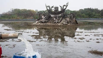 Karya Cho Jen Lee. Di daerah pesisir barat Taiwan, karena sejumlah besar air tanah yang dipompa berlebihan, penurunan strata terlihat jelas di banyak daerah. Di daerah teluk pesisir barat daya Taiwan yang terkena dampak air tanah yang dipompa berlebihan, sebagian besar permukaan air tanah telah turun di bawah permukaan laut, dan ada kecurigaan yang cukup besar terhadap intrusi air laut. Jika eksploitasi air tanah yang berlebihan tidak diperbaiki, hal itu dapat menyebabkan penurunan permukaan tanah secara terus menerus. Kuil, kuburan, dan jalan di foto dikelilingi oleh air. Foto: budapestfotoawards