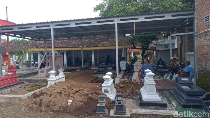 Jenazah Pratu Ferdian Dwi Sukma (25) anggota Batalyon 143/ TWEJ yang gugur di Papua Pegunungan, Papua dimakamkan di samping kakek-kakek buyutnya, Klaten, Rabu (1/2/2023).