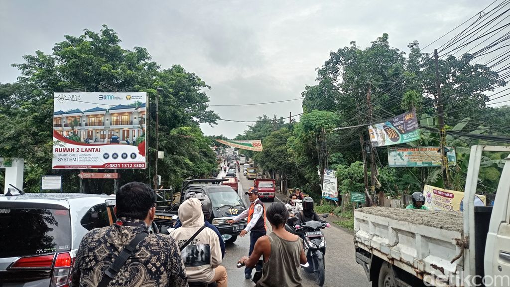 Jl Puspitek, Tangerang Selatan, macet 1 Februari 2023 pagi. (Adrial Akbar/detikcom)