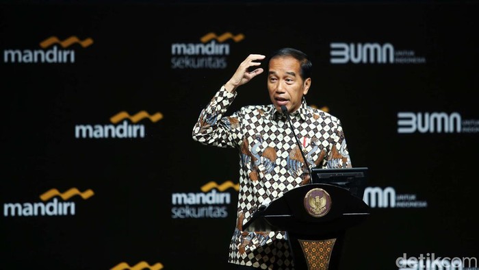 Presiden Joko Widodo (Jokowi) menghadiri Mandiri Investment Forum 2023 yang dihelat di Hotel Fairmont Jakarta Selatan, Rabu (1/2/2023). Jokowi bicara soal hilirisasi industri di forum tersebut.