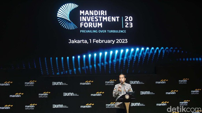 Presiden Joko Widodo (Jokowi) menghadiri Mandiri Investment Forum 2023 yang dihelat di Hotel Fairmont Jakarta Selatan, Rabu (1/2/2023). Jokowi bicara soal hilirisasi industri di forum tersebut.