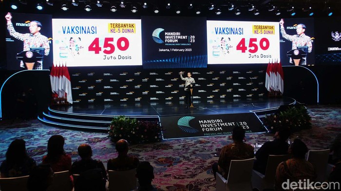 Jokowi Bicara Hilirisasi Industri di Mandiri Investment Forum 2023 Presiden Joko Widodo (Jokowi) menghadiri Mandiri Investment Forum 2023 yang dihelat di Hotel Fairmont Jakarta Selatan, Rabu (1/2/2023). Jokowi bicara soal hilirisasi industri di forum tersebut.