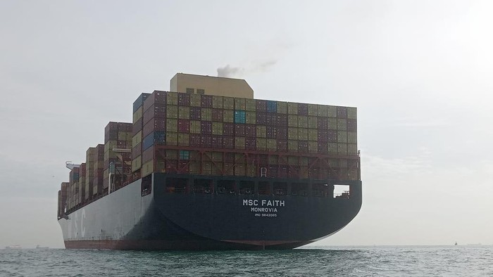 Kapal pengangkut kontainer karam di perairan Batam (Foto: Istimewa)