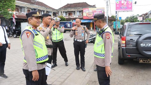 Kapolres Jembrana AKBP I Dewa Gde Juliana saat meninjau jalur yang akan dilewati rombongan Presiden Joko Widodo di Jembrana, Bali, Rabu (1/2/2023).