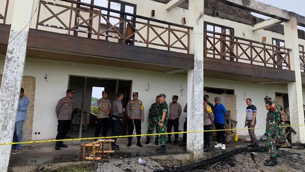 Kapolres Lombok Timur AKBP Heri Indra Cahyo bersama Dandim 1615 Lotim Letnan Kolonel Inf Amin Muhammad Said meninjau lokasi pembakaran hotel di Desa Seriwe, Lombok Timur, Rabu (1/2/2023). (Foto: Istimewa)