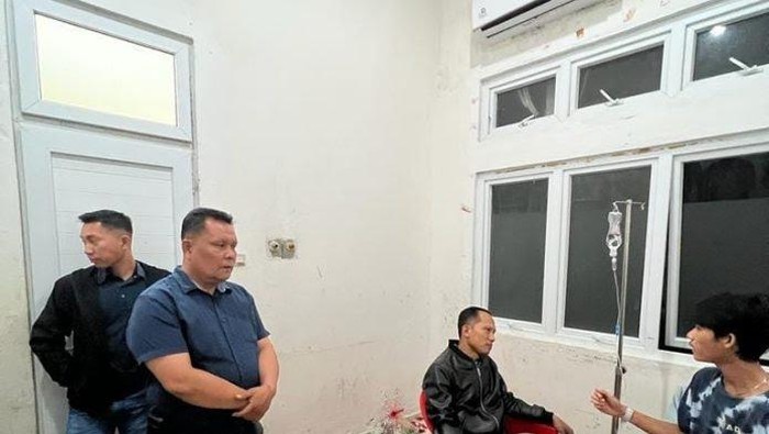 Kapolres Simeulue AKBP Jatmiko (berjaket hitam) saat menjenguk warga yang ditampar anggotanya. (Foto: Istimewa)