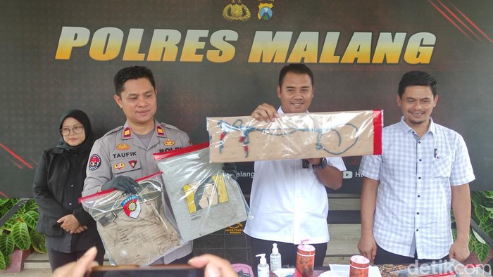 Kasatreskrim Polres Malang menunjukkan bukti tali yang dipakai gantung diri oleh Sukarni, pembunuh ibu di depan anaknya