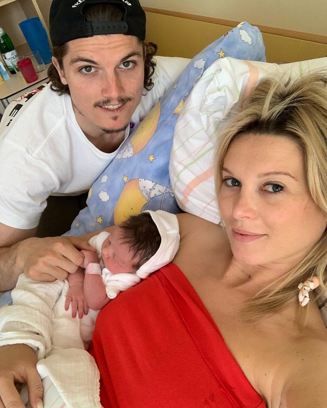 Seorang anak bisa memberi pandangan yang berbeda dalam hidup dan situasi tertentu. Aku hanya senang punya kehidupan keluarga yang indah. Dan aku belajar untuk menghadapi momen-momen stres lebbih baik, kata pemain bola asal Austria itu. Foto: Instagram