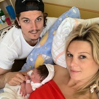 Seorang anak bisa memberi pandangan yang berbeda dalam hidup dan situasi tertentu. Aku hanya senang punya kehidupan keluarga yang indah. Dan aku belajar untuk menghadapi momen-momen stres lebbih baik, kata pemain bola asal Austria itu. Foto: Instagram