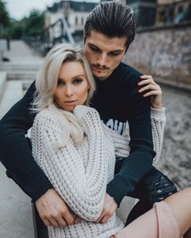 Marcel Sabitzer disebut akan membawa pasangannya, Marcel Sabitzer, selama dipinjam Manchester United untuk menggantikan Cristian Eriksen yang cedera. Adalah Katja Kuhne, wanita yang berprofesi sebagai model. Foto: Instagram