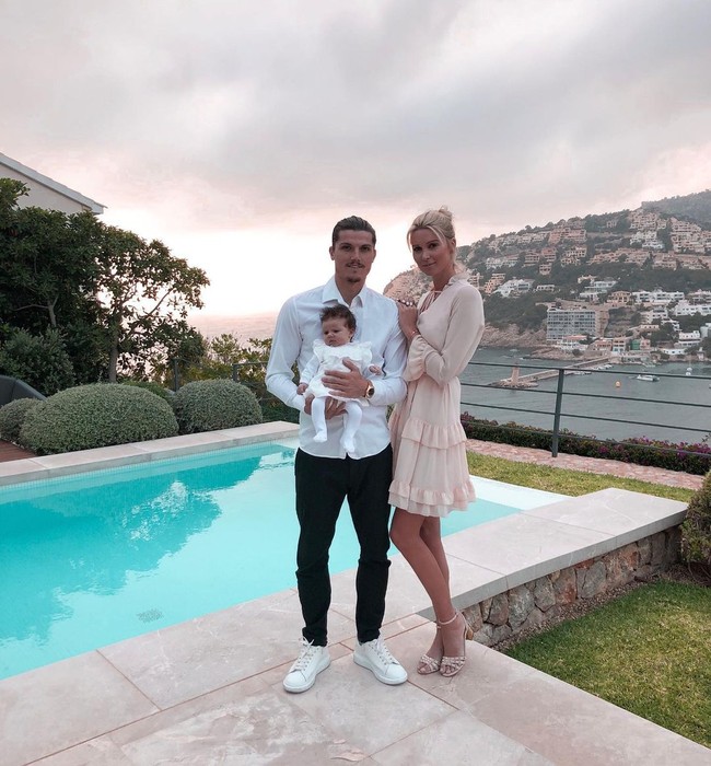 Pasangan ini sudah memiliki seorang putri bernama Mary Lou. Diakui Sabitzer kehadiran anak membuat hidup mereka berubah. Foto: Instagram