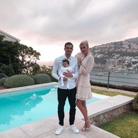 Pasangan ini sudah memiliki seorang putri bernama Mary Lou. Diakui Sabitzer kehadiran anak membuat hidup mereka berubah. Foto: Instagram