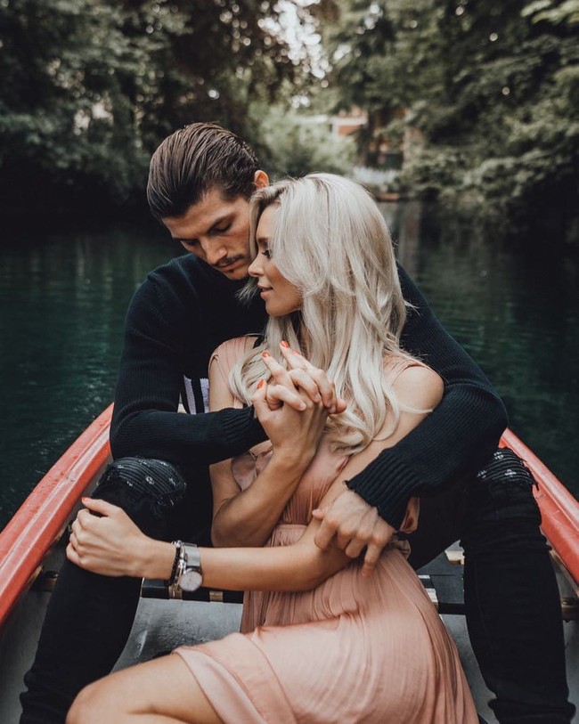 Marcel Sabitzer tidak diketahui sudah menikah tapi ia diketahui memiliki seorang anak dengan Katja Kuhne. Di Instagram, mereka pun kerap menampilkan kemesraan. Foto: Instagram