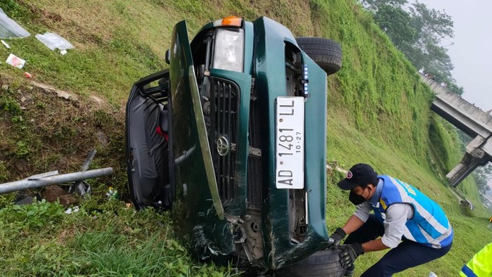 Kecelakaan mobil Toyota Kijang di Tol Boyolali, Selasa (31/1/2023).