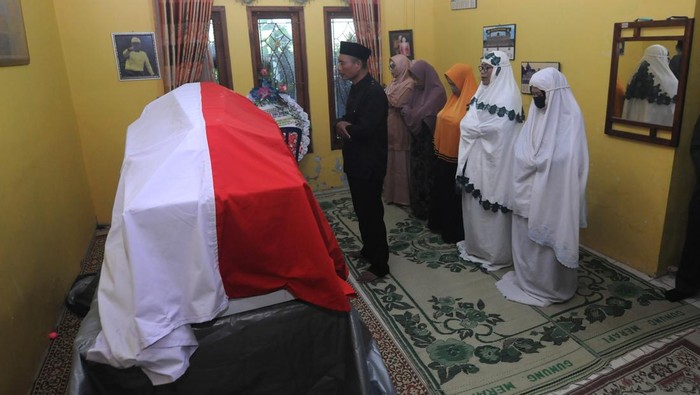 Keluarga Prajurit TNI yang Gugur di Papua Gelar Sholat Jenazah Kerabat menggelar sholat jenazah Pratu Ferdian Dwi Sukma yang gugur di Papua, saat berada di rumah duka, Troketon, Pedan, Klaten, Jawa Tengah, Rabu (1/2/2023). Pratu Ferdian Dwi Sukma gugur dalam insiden jembatan putus di Sungai Digoel, Pegunungan Bintang, Papua saat menjalankan tugas dari Satgas Pamtas Yonif 143/TWEJ beserta tiga personel Polres Pegubin yang kini masih dalam proses pencarian dalam peristiwa tersebut. ANTARA FOTO/Aloysius Jarot Nugroho/nym.