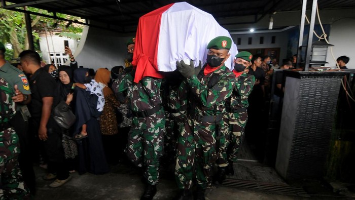 Prajurit TNI menggotong peti jenazah Pratu Ferdian Dwi Sukma yang gugur di Papua, saat berada di rumah duka, Troketon, Pedan, Klaten, Jawa Tengah, Rabu (1/2/2023). Pratu Ferdian Dwi Sukma gugur dalam insiden jembatan putus di Sungai Digoel, Pegunungan Bintang, Papua saat menjalankan tugas dari Satgas Pamtas Yonif 143/TWEJ beserta tiga personel Polres Pegubin yang kini masih dalam proses pencarian dalam peristiwa tersebut. ANTARA FOTO/Aloysius Jarot Nugroho/nym.