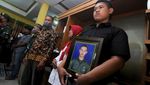 Keluarga Prajurit TNI yang Gugur di Papua Gelar Salat Jenazah