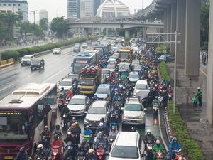 Truk Mogok Sudah Dievakuasi, Lalin Gatsu Arah Semanggi Tetap Macet