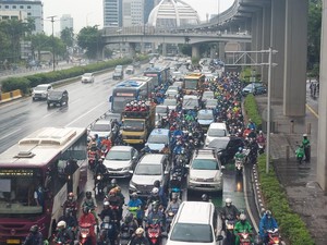 Truk Mogok Sudah Dievakuasi, Lalin Gatsu Arah Semanggi Tetap Macet
