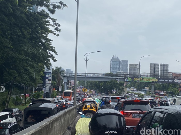 Kemacetan di turunan Flyover Jl TB Simatupang arah Jl Fatmawati, Jaksel, 1 Februari 2023, pagi. (Devi Puspitasari/detikcom)