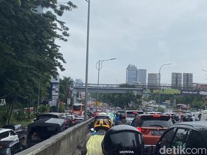 Flyover Tb Simatupang Arah Jl Fatmawati Macet, Warga Jenuh