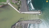 Dukungan infrastruktur dilakukan secara terpadu mulai dari perbaikan/normalisasi badan sungai, pembangunan sistem drainase, sodetan, kolam retensi, pengadaan pompa banjir, hingga bangunan penahan penampung air. Foto: Dok. Kementerian PUPR