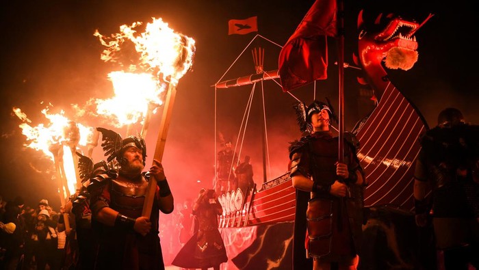 Kemeriahan Up Helly Aa, Festival Api Bangsa Viking di Skotlandia Participants take part in the Up Helly Aa festival parade through the streets of Lerwick, Shetland Islands on January 31, 2023. - Up Helly Aa celebrates the influence of the Scandinavian Vikings in the Shetland Islands and culminates with up to 1,000 'guizers' (men in costume) throwing flaming torches into their Viking longboat and setting it alight later in the evening. (Photo by Andy Buchanan / AFP) (Photo by ANDY BUCHANAN/AFP via Getty Images)