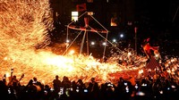 Saat kapal itu mulai terbakar, pasukan tadi akan menyanyikan lagu The Norsemans Home. Usai kapal terbakar sepenuhnya, mereka akan pergi ke aula Lerwick untuk berpesta. Di sana mereka bisa minum-minum dan menari sepanjang malam. (Andy Buchanan/AFP via Getty Images).