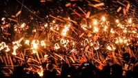 Pada awalnya ketika perayaan Up Helly Aa dilakukan, rumah-rumah akan menyambut peserta festival yang disebut guizer. Akan tetapi saat ini telah disediakan aula besar di Lerwick yang menyediakan ragam hiburan untuk peserta festival. (Andy Buchanan/AFP via Getty Images).