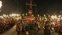 Kemudian pada 1840 ketika muncul tar barel, festival ini dimeriahkan dengan bakar-bakar menggunakan tar tersebut. Namun tradisi ini berubah pada 1870 ketika sekelompok anak muda merasa bosan dengan tar dan mencoba membuat sesuatu yang baru. Pada 1880, mulailah digunakan tema Viking, dimana kapal besar Viking diperkenalkan sebagai bagian dari Up Helly Aa. (Jane Barlow/PA Images via Getty Images).