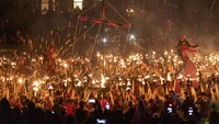 Festival pada bulan Januari itu akan diikuti pasukan laki-laki dari berbagai usia mulai dari anak-anak hingga orang dewasa. Pasukan ini dipimpin Guizer Jarl yang setiap tahun dipilih berdasarkan minimal 15 tahun pengalaman menjadi anggota Jarl Squad. Orang-orang lain juga bisa berpartisipasi dan mereka akan disebut sebagai guizers. (Jane Barlow/PA Images via Getty Images).