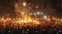 Festival akan dimulai dengan mengarak Galley melewati Lerwick. Arak-arakan ini dilakukan pasukan Jarl lengkap dengan kostum lapis bajanya. Kostum setiap pasukan ini punya tema bermacam-macam seperti sejarah, tropis, hingga satir. Sembari mengarak kapal, mereka juga membawa obor. (Jane Barlow/PA Images via Getty Images).